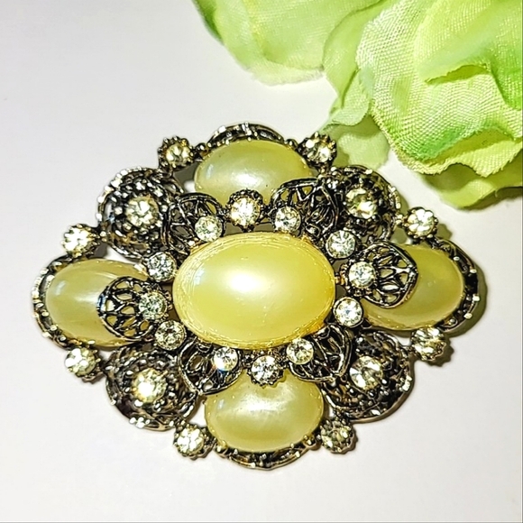 YELLOW MOONGLOW LUCITE & RHINESTONE VINTAGE PIN BROOCH - Picture 1 of 6
